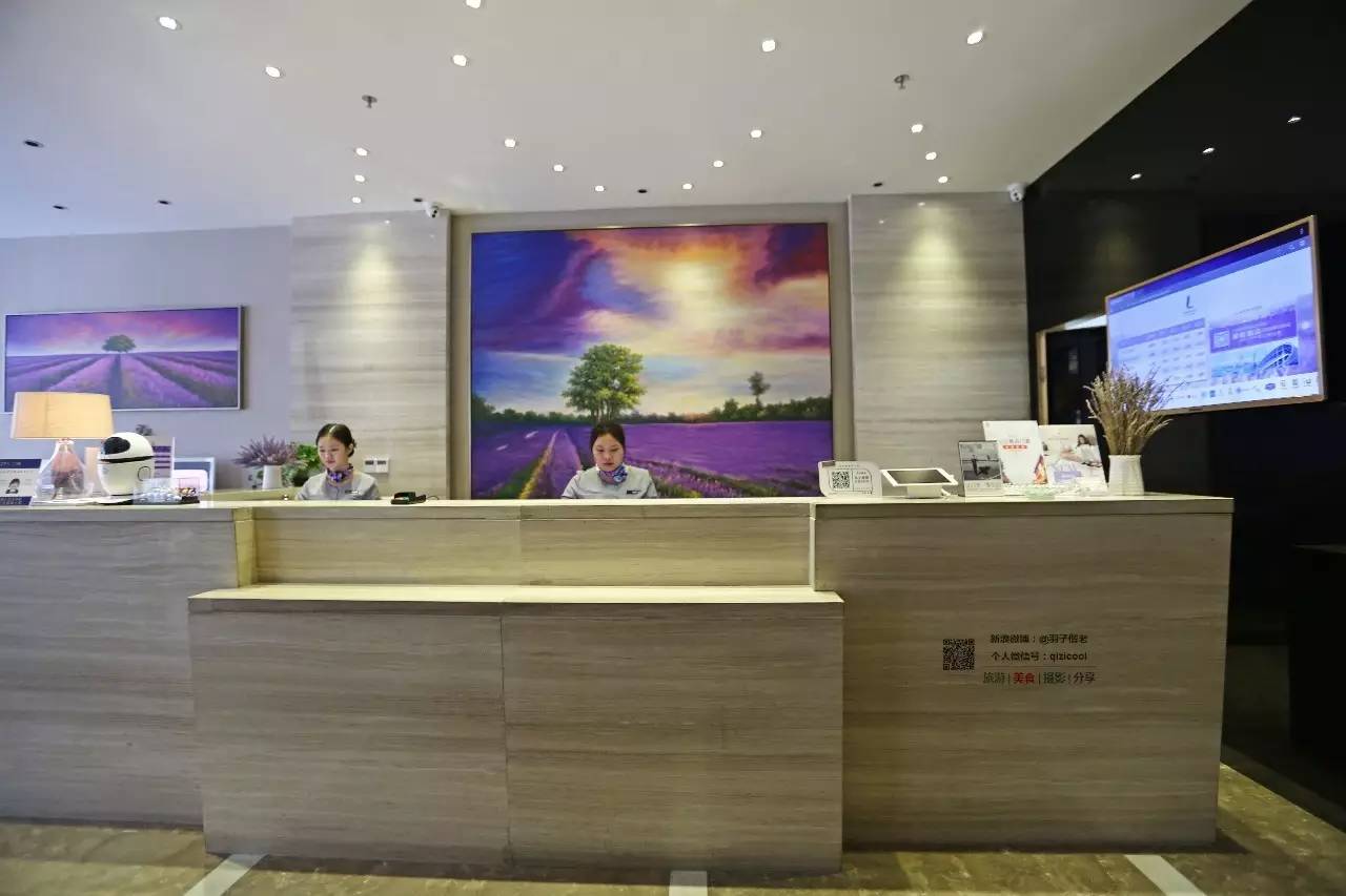 这一家酒店有门童，叫“白手套”。