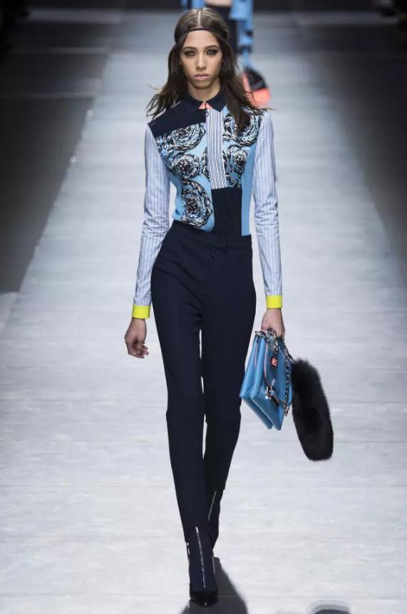 你看,那个人还在穿90年代的踩脚裤!