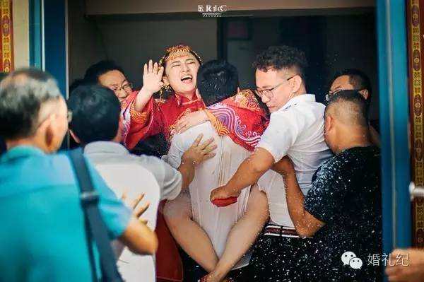 你有堵门*法大**我有破门大计，有新郎居然自带开锁匠