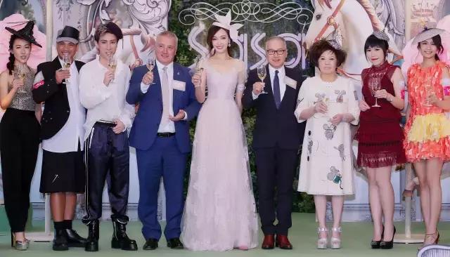 唐嫣粉色裙打扮甜度满分,唐嫣粉红色西装造型