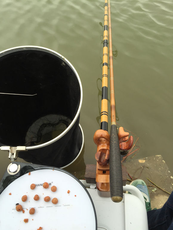 新手钓鱼，用2000的竿子，值不值？