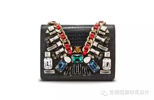 mcm铆钉链条包的铆钉是什么材质的,mcm粉色牛皮包