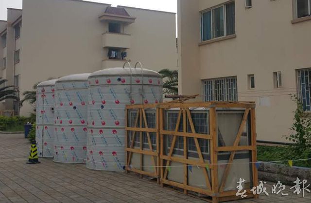 云南某高校学生宿舍天凉没热水洗澡靠“秒洗”