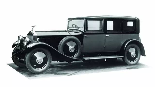 后视镜设计很别致,后视镜内部设计