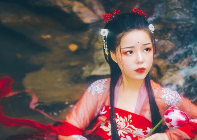 小说：女星私通渣男被发现，渣男母亲上去薅住头发，怒扇女星耳光