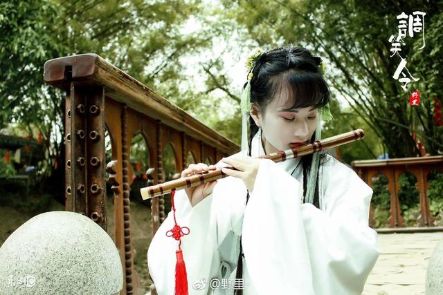 故事：她穿越到无记载的朝代，每天都要忍饥挨饿，还被母夜叉追杀