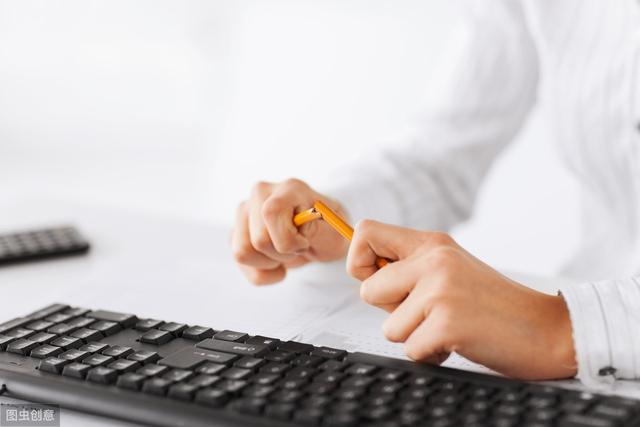 小说：他第一次当老师，一段简单的自我介绍，就让同学们掌声如雷