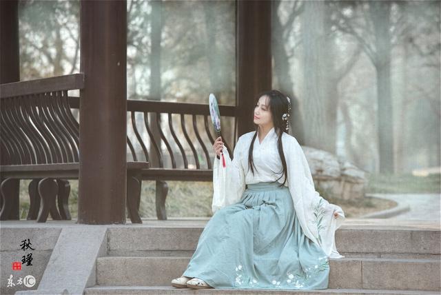 小说：在新得的空间踏青，她意外发现一只小奶猫，还有它守护的宝