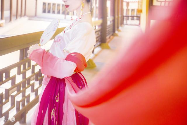 小说：乡野丫头带侄子侄女上街卖自制口脂，生意火爆，他们乐坏了