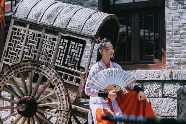 小说：这老天爷太吝啬，她逃荒呢，给个空间连物资都放不进去