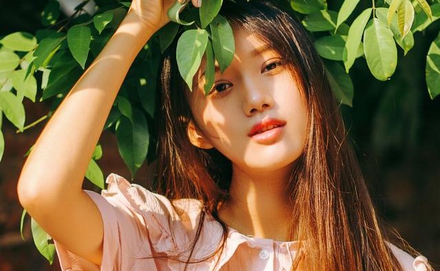 小说：穷小子开小卖部，校花故意点单：我只想约他见一面