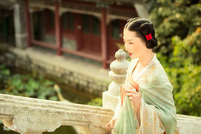 小说：面对坏人，她毫不犹豫的在背后拍黑砖