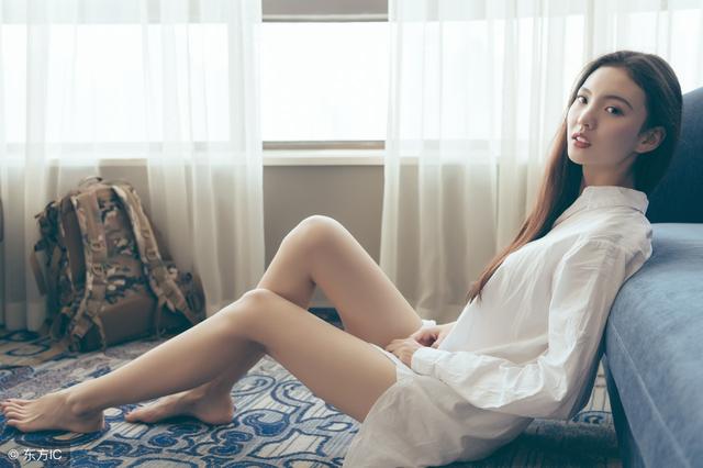 小说：她像个木头一样坐着，就是不理男子，大概是心如死灰了