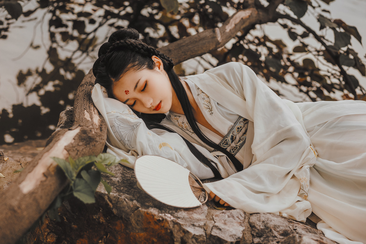 带着空间穿越到古代做妃子的小说,穿越成王爷娶西域第一美女小说