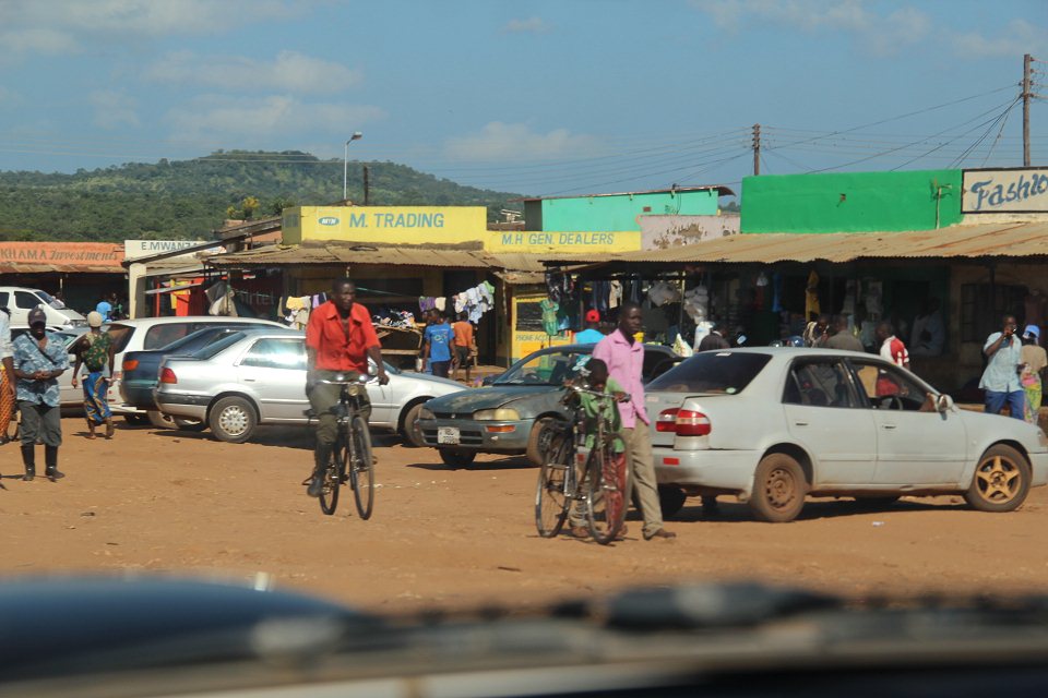 湘妹子的非洲十年：租6个携带枪支的警察做保镖，而今依然在非洲