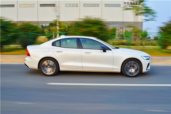 沃尔沃s60b5智逸豪华版试驾 (试驾新款沃尔沃s60)