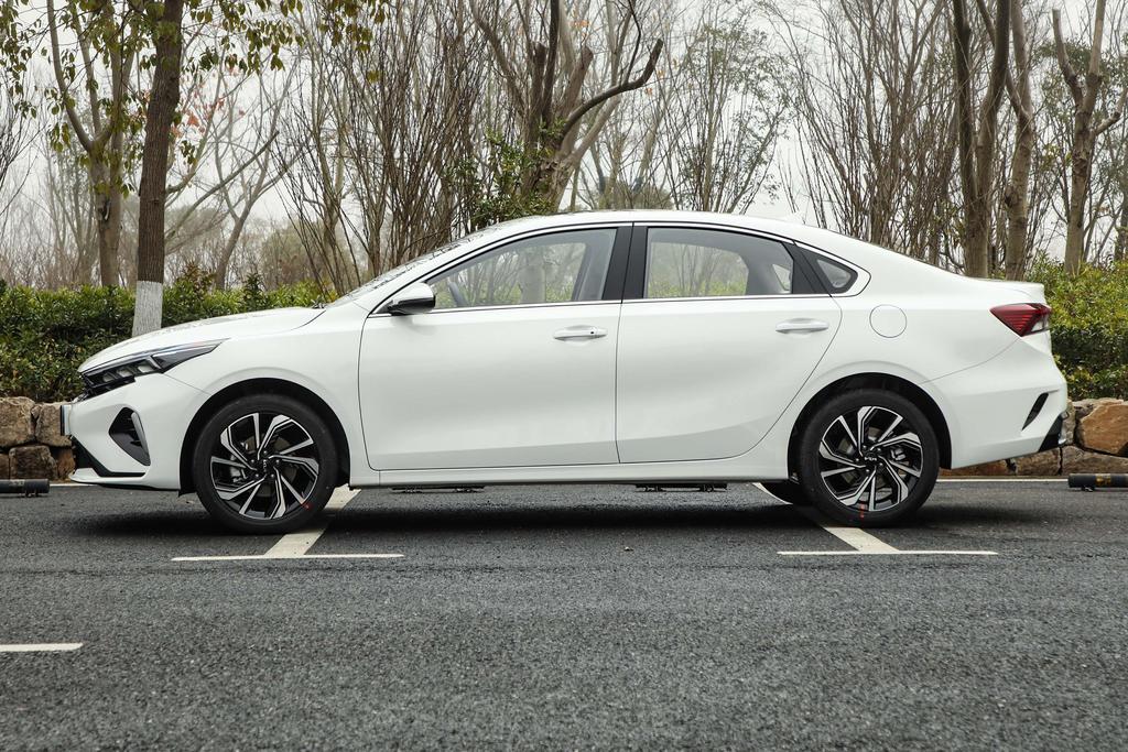 起亚k3二手车2万左右,起亚新k3尊贵版2023款落地价明细