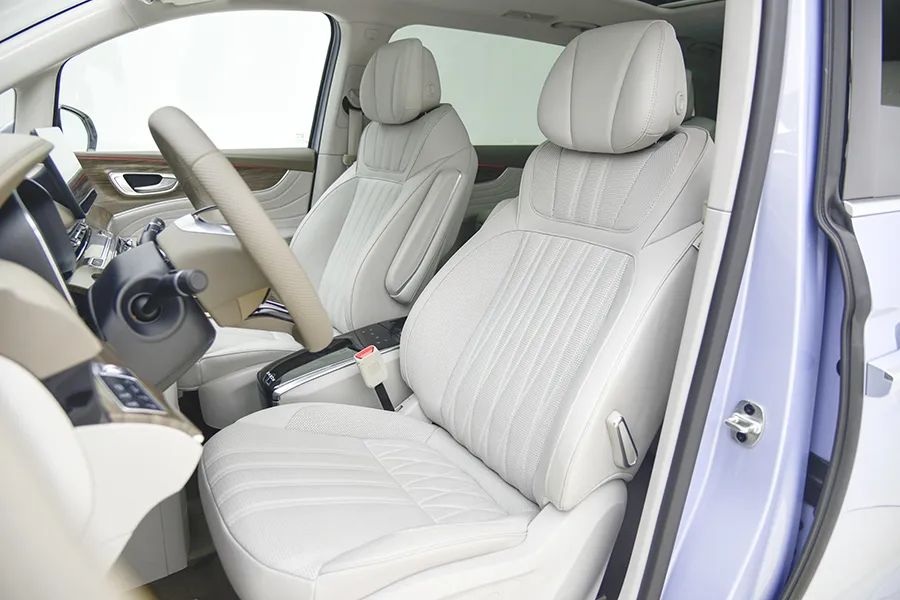 荣威mpvimax8测评,mpv搅局者荣威imax8静态解析