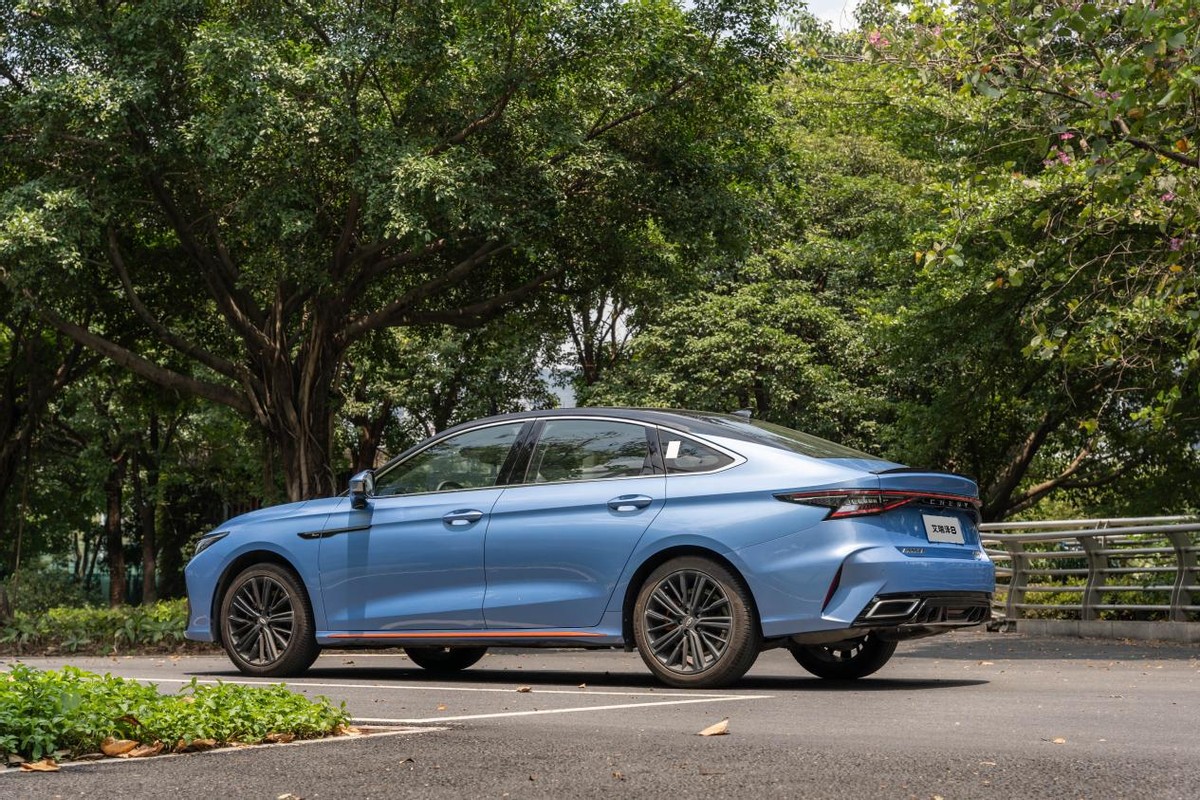 奇瑞艾瑞泽8新款2022试驾视频,艾瑞泽81.6t和星瑞1.5t深度测评