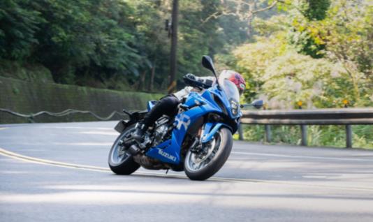 外媒路试评测2024铃木GSX-8R-一款不可多得的中量级钢炮