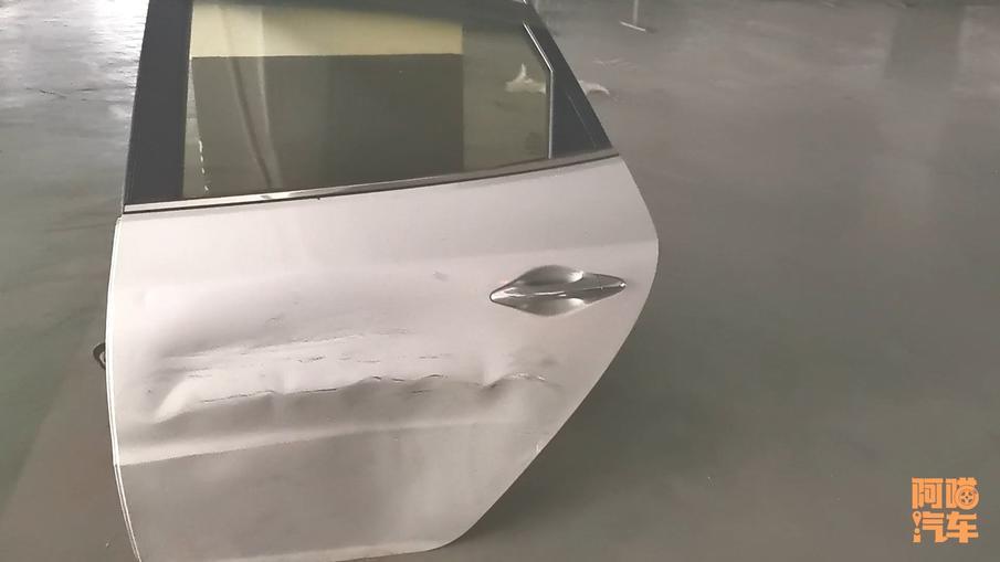 车被撞了自己租车开费用可以要吗,车被撞了可以租同款吗