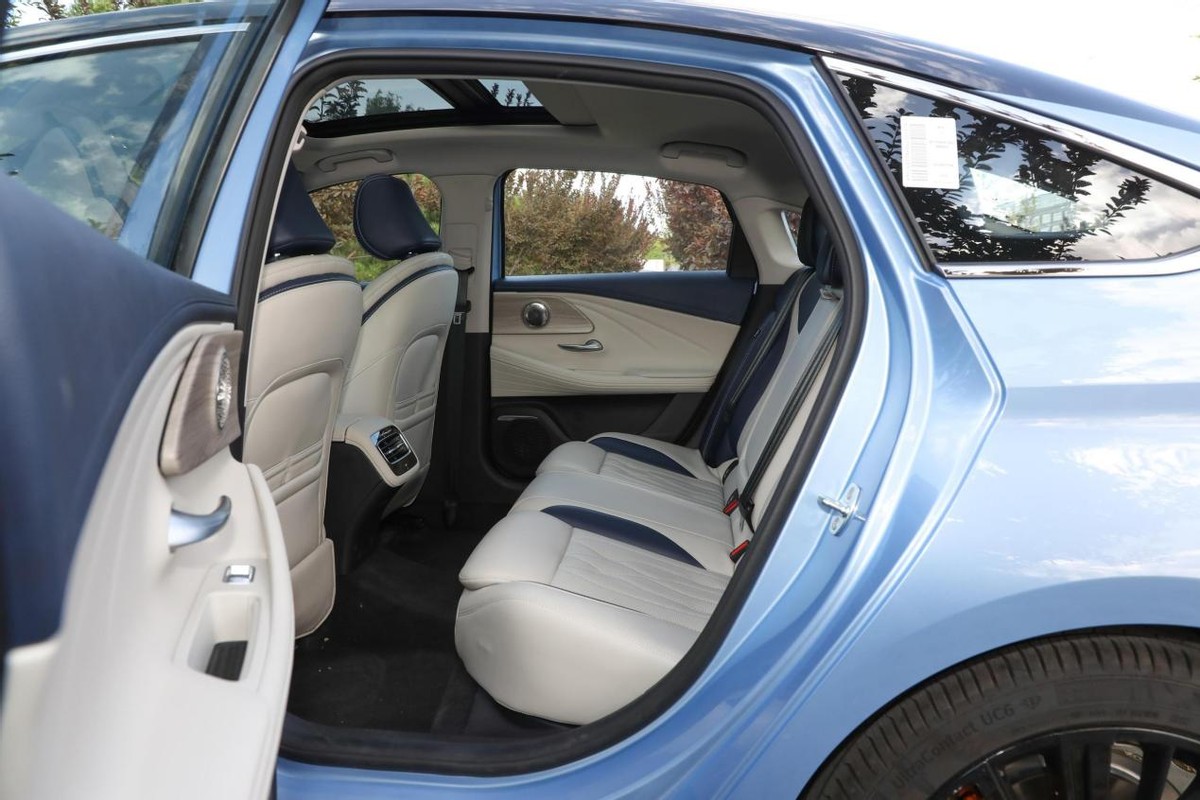 奇瑞艾瑞泽8测评,沃尔沃s60与奇瑞艾瑞泽8空间