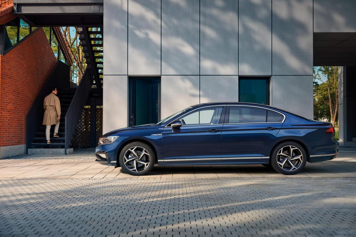 凯美瑞2.0和迈腾1.4t油耗测试,迈腾380对比凯美瑞2.5加速视频