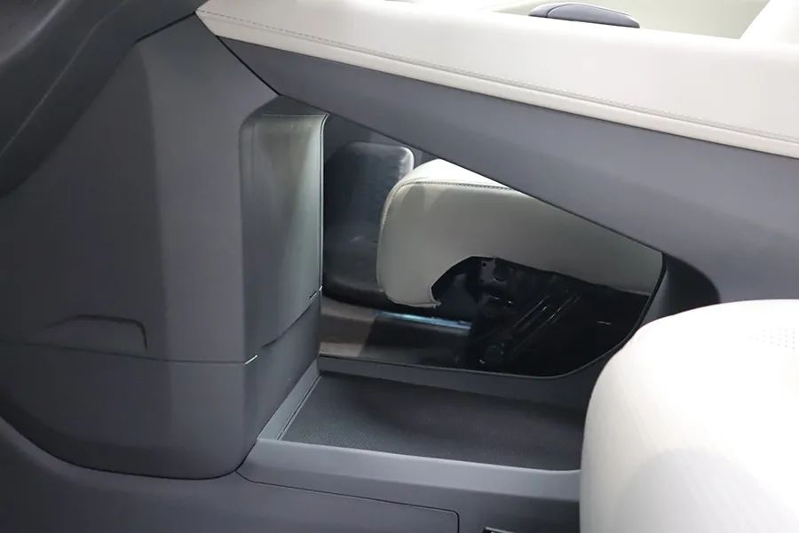 极氪009：前后三排都是主座，开到哪儿都是焦点！