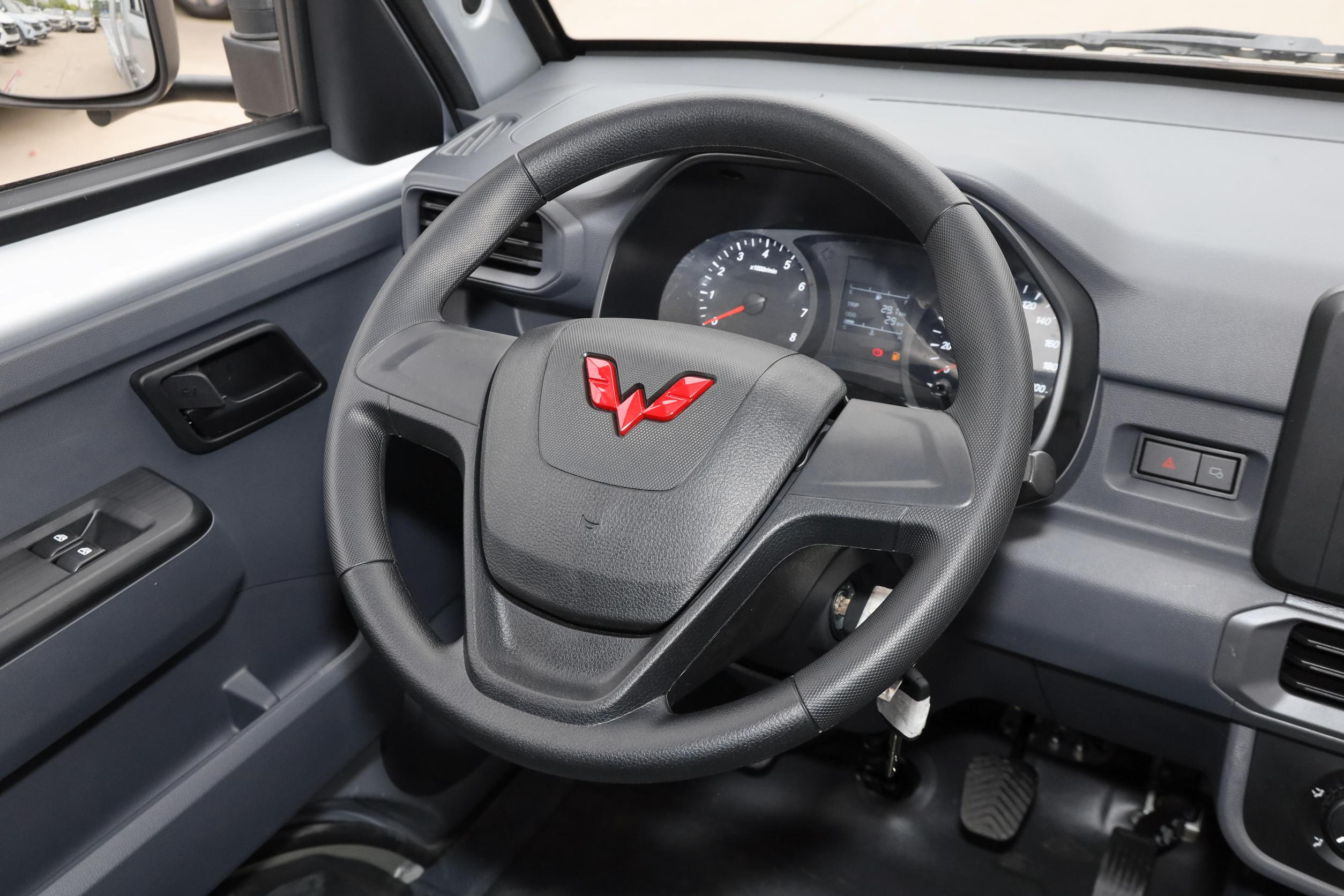 五菱龙卡2.0加长版最新款多少钱,五菱龙卡2.0新款排半