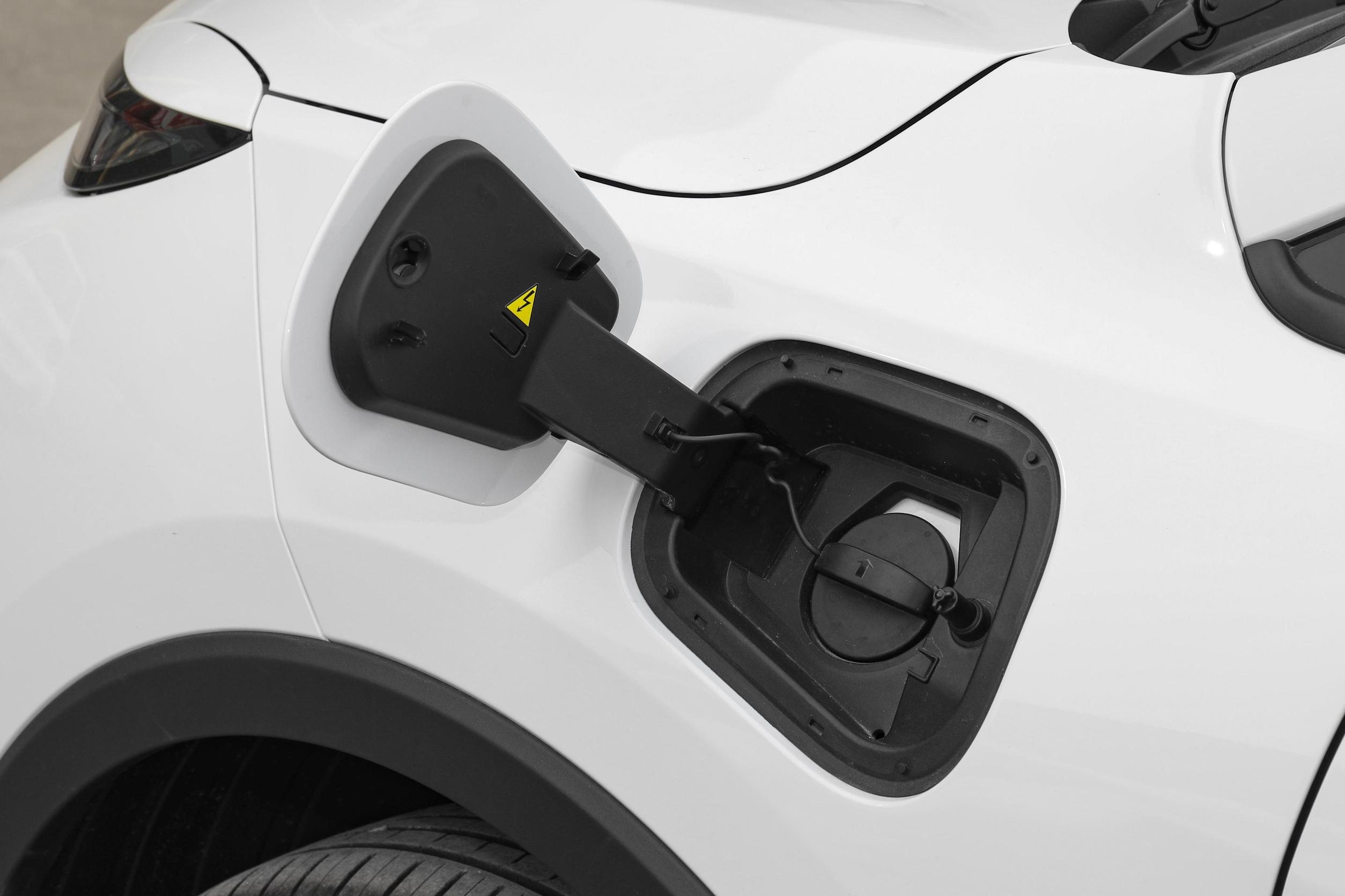 吉利电动车和奇瑞电动车哪个好,吉利几何e新能源缺点