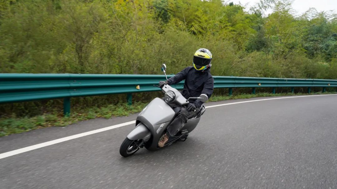 新大洲本田ns125t踏板测评,好看又好骑的踏板车