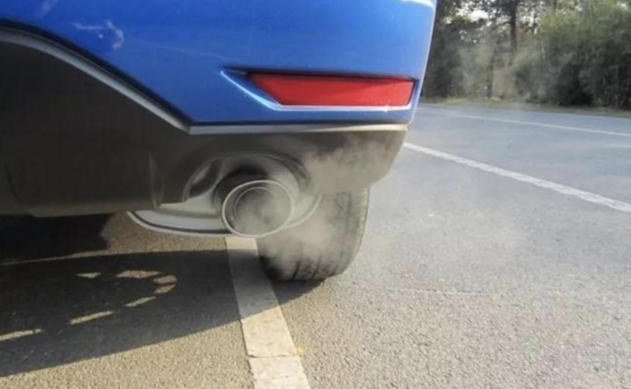 车辆冒白烟排气管喷水,汽车排气管出白烟喷水是什么原因