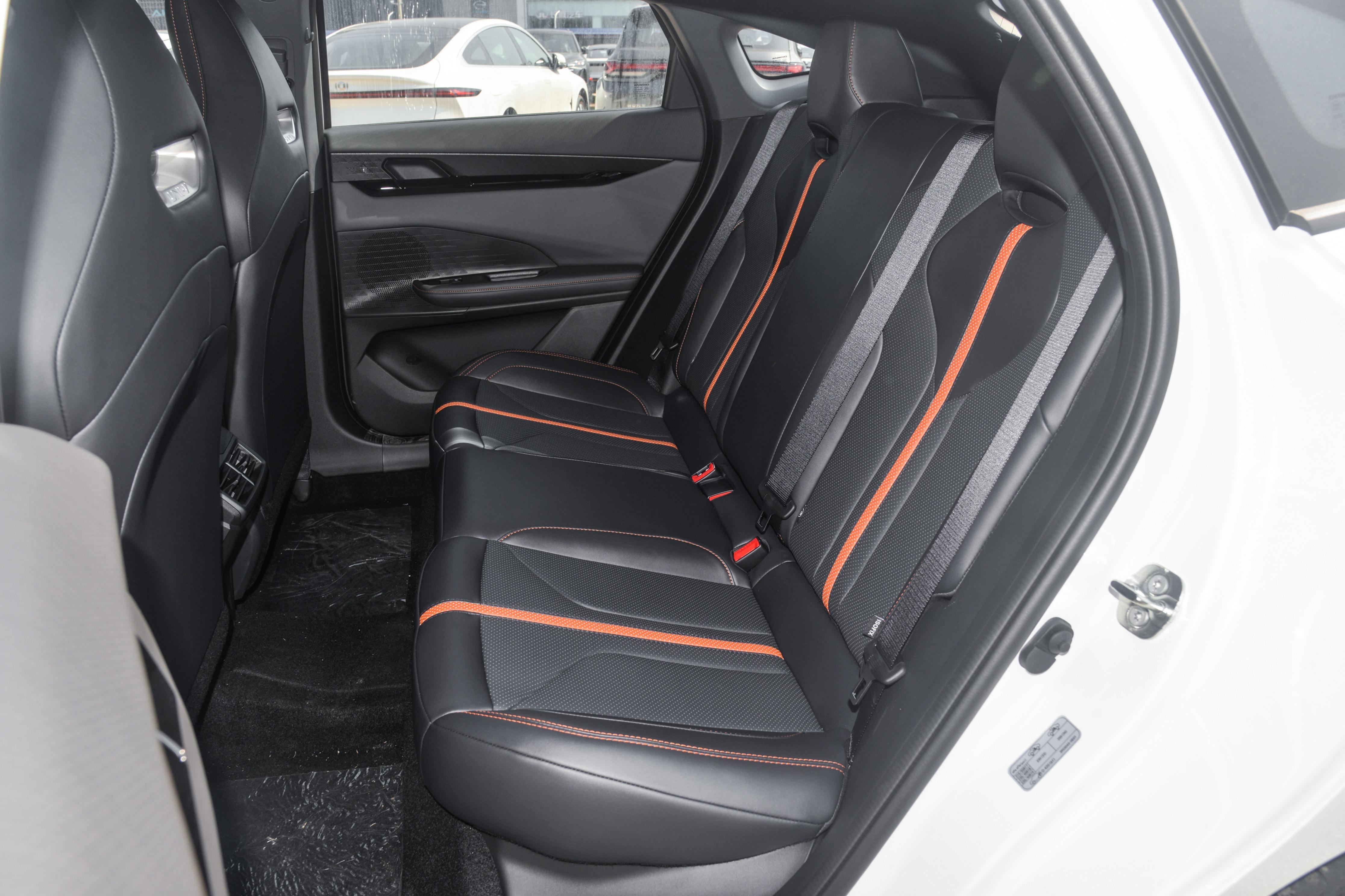 指导价10.89万，综合油耗为6.37L，长安UNI-V产品力表现如何？