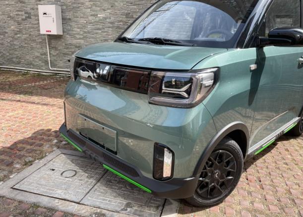 宏光minievgameboy实车,宏光minievgameboy低配版本值得买吗