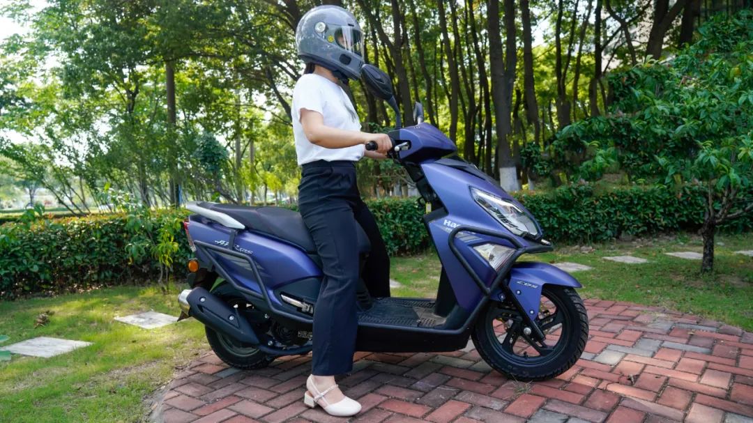 uy125和afr125哪个更省油耐造,UY125和AFR125行驶质感