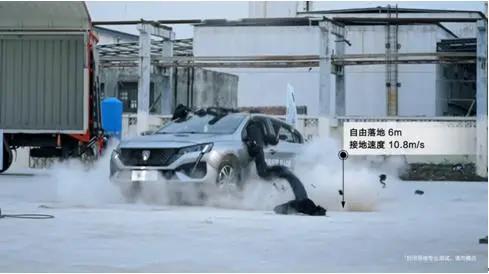 巨型弹弓撕扯仍正常驾驶不愧是家轿卷王