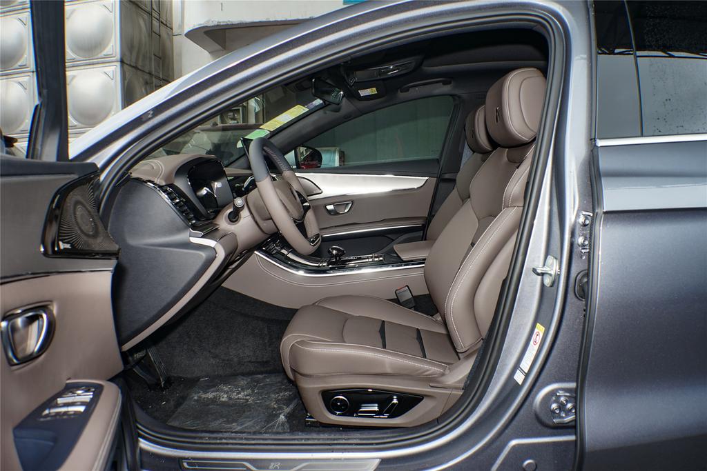 中央是一个15.6英寸液晶屏幕和各种功能按钮