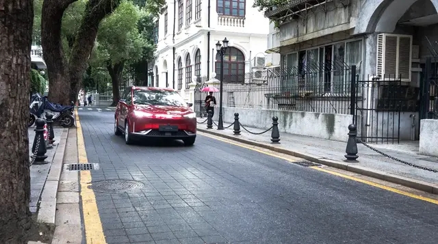 合创z03红色试乘试驾,合创z03最新款白色