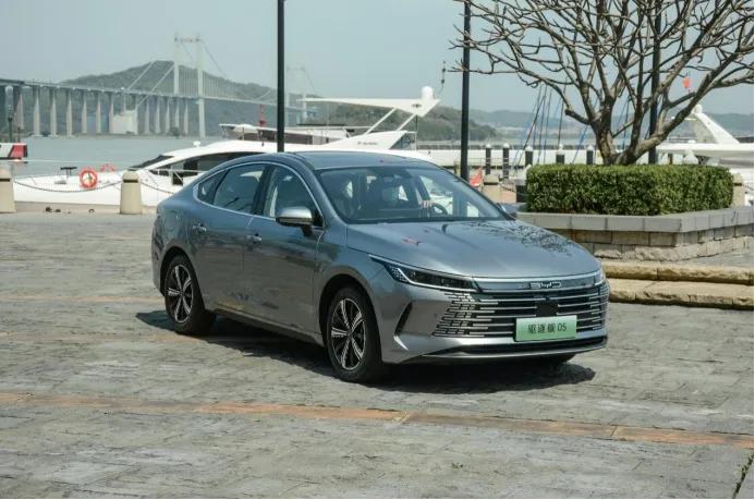 比亚迪护卫舰07和驱逐舰05哪个好,24款比亚迪驱逐舰05荣耀版试驾