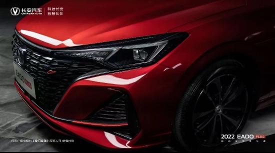 斑驳光影间，尽显卓尔不凡的形体英姿