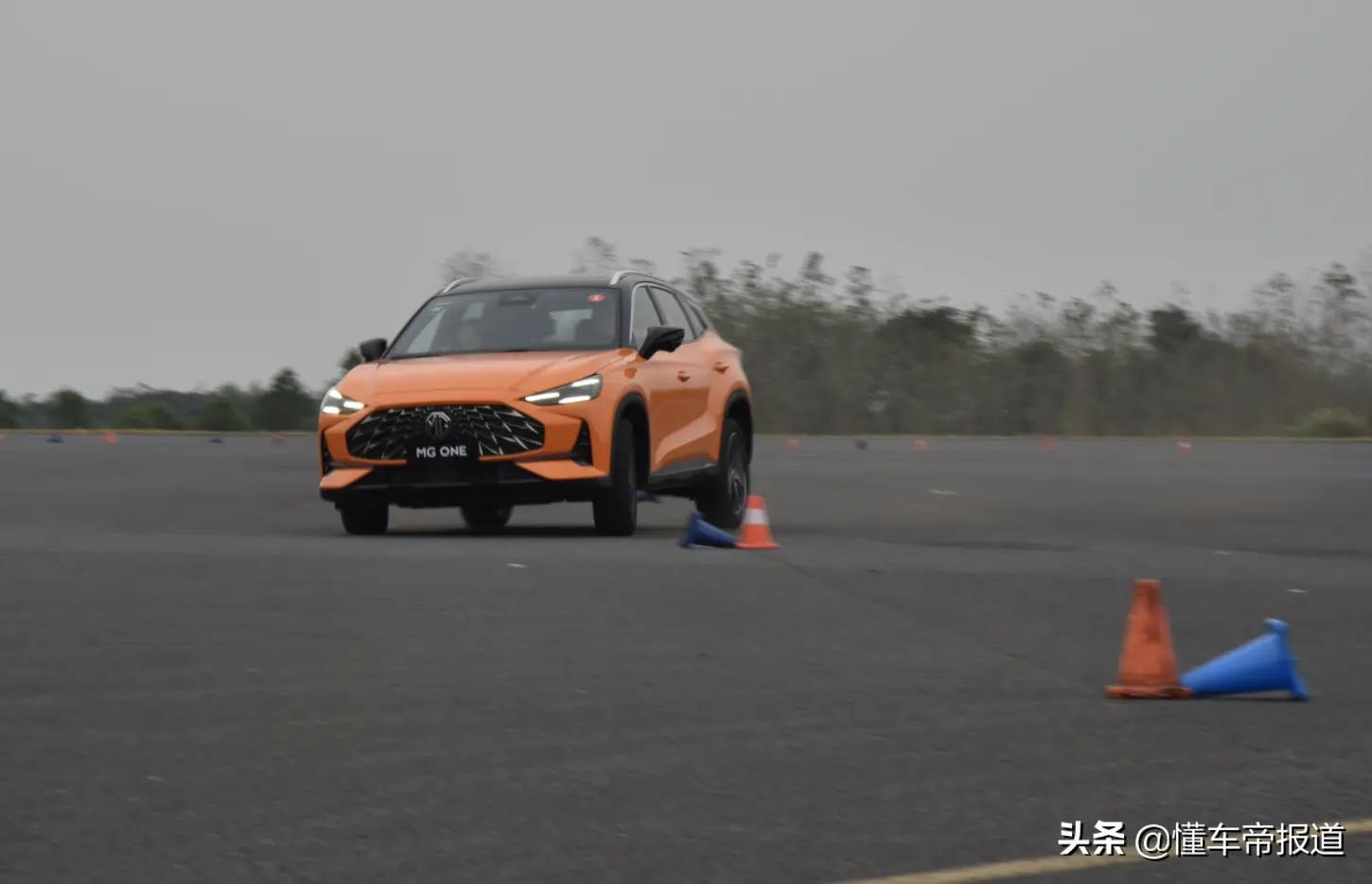 名爵MGone试驾,游刃有余场地试驾上汽名爵mgone