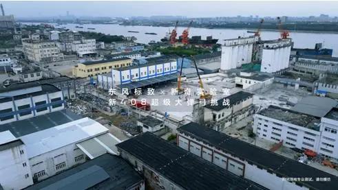 巨型弹弓撕扯仍正常驾驶不愧是家轿卷王