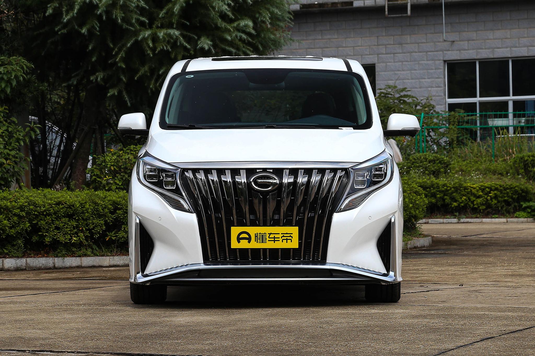 7座布局+航空座椅，车长5089mm，传祺M8实车，售价17.98万起