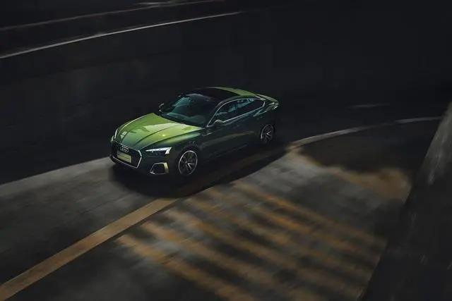 奥迪a53.0t,2019款奥迪a5sportback战斗绿街拍