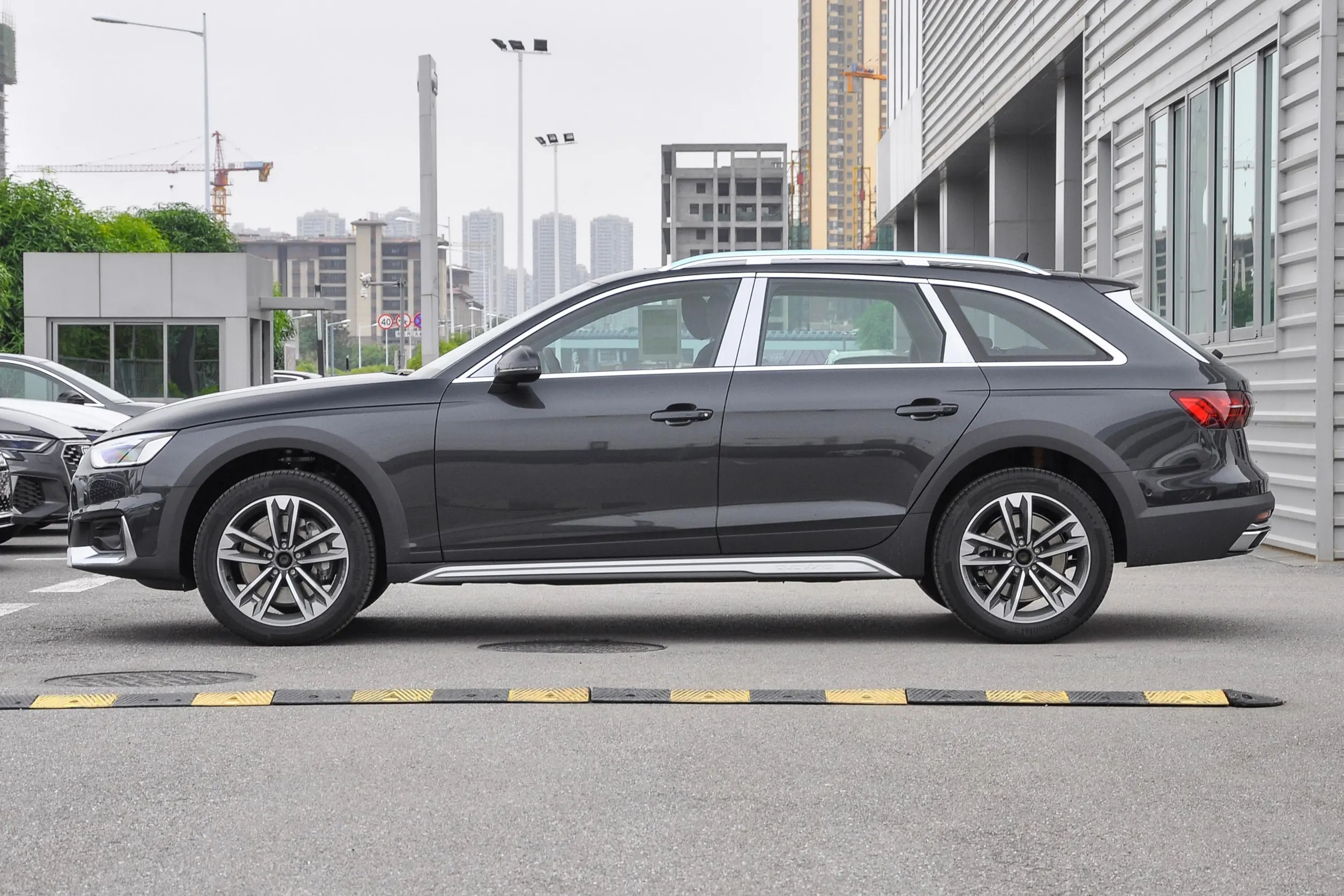 沃尔沃v60和奥迪a4旅行车哪个好,奥迪a4旅行车avant落地价