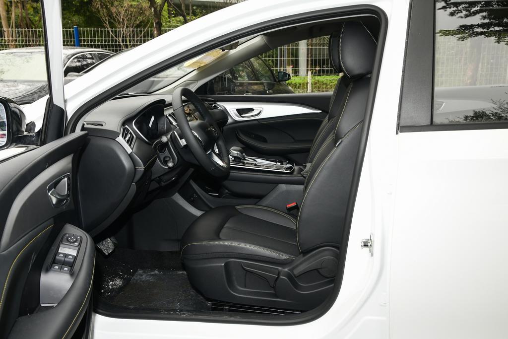 荣威i6max自动爽酷版,荣威i6max2022款