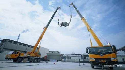 巨型弹弓撕扯仍正常驾驶不愧是家轿卷王