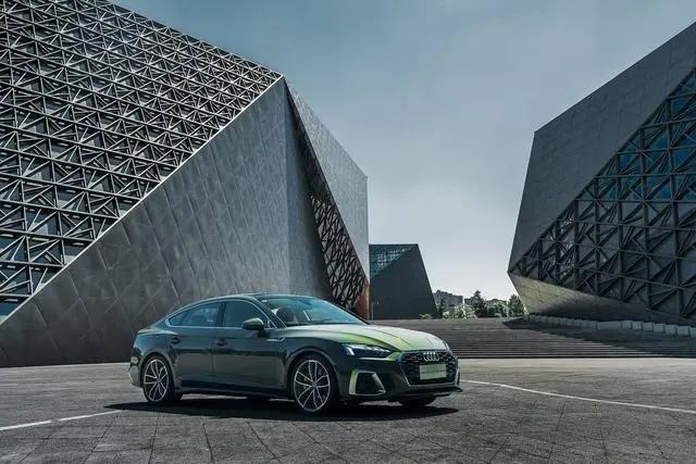 奥迪a53.0t,2019款奥迪a5sportback战斗绿街拍