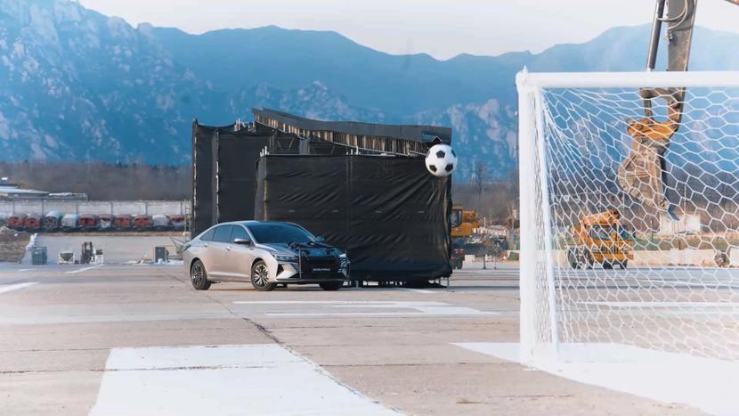 盘带过人招式,足球彩虹过人凌空抽射