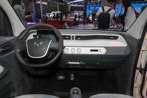 五菱宏光minievgameboy价格,东风miniev与五菱宏光马卡龙对比